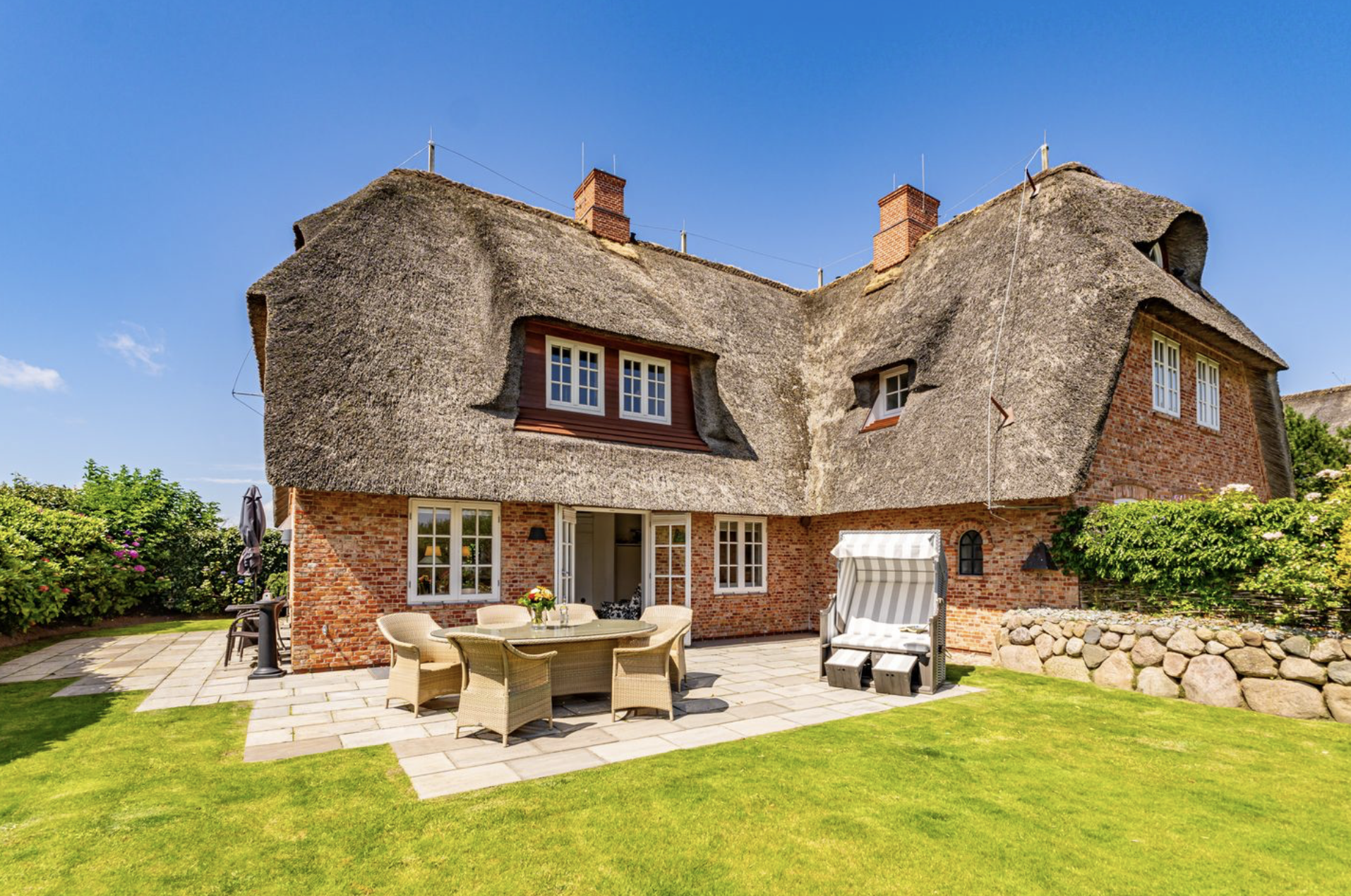 Reetdachhaus, Terrasse, Strandkorb, Tisch