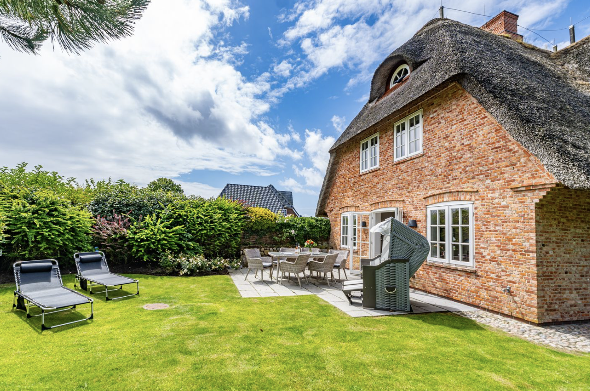 Reetdachhaus, Terrasse, Garten, Strandkorb, Tisch