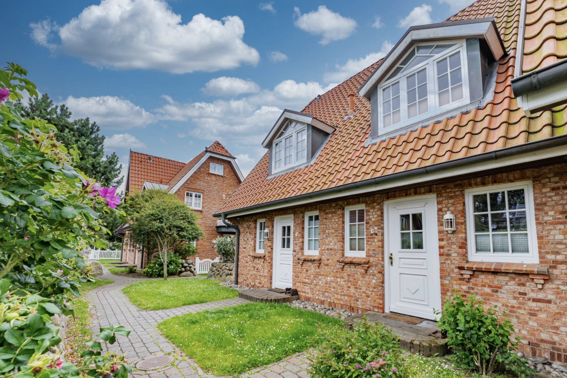 Außenansicht Haus mit kleinem Vorgarten