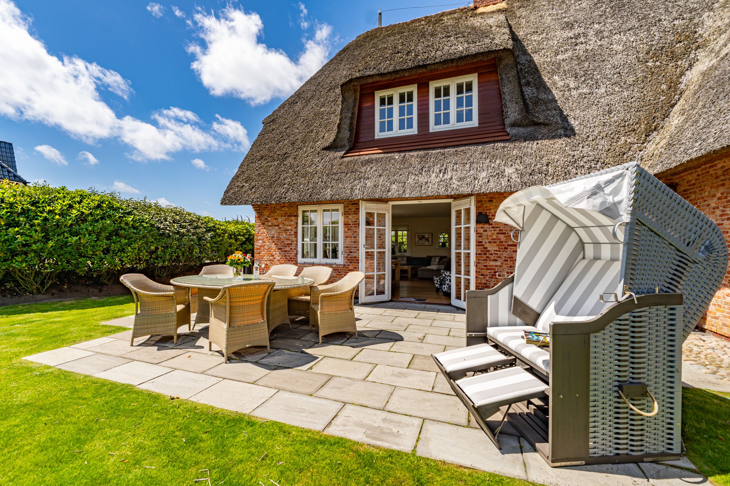 Außenansicht vom Objekt mit Terrasse mit Garten