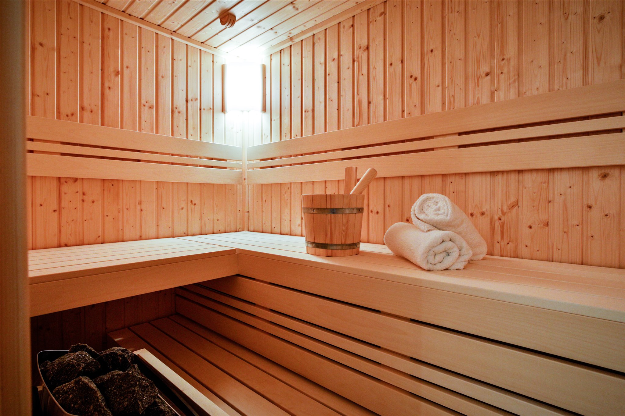 Sauna mit Aufgusseimer und Handtüchern