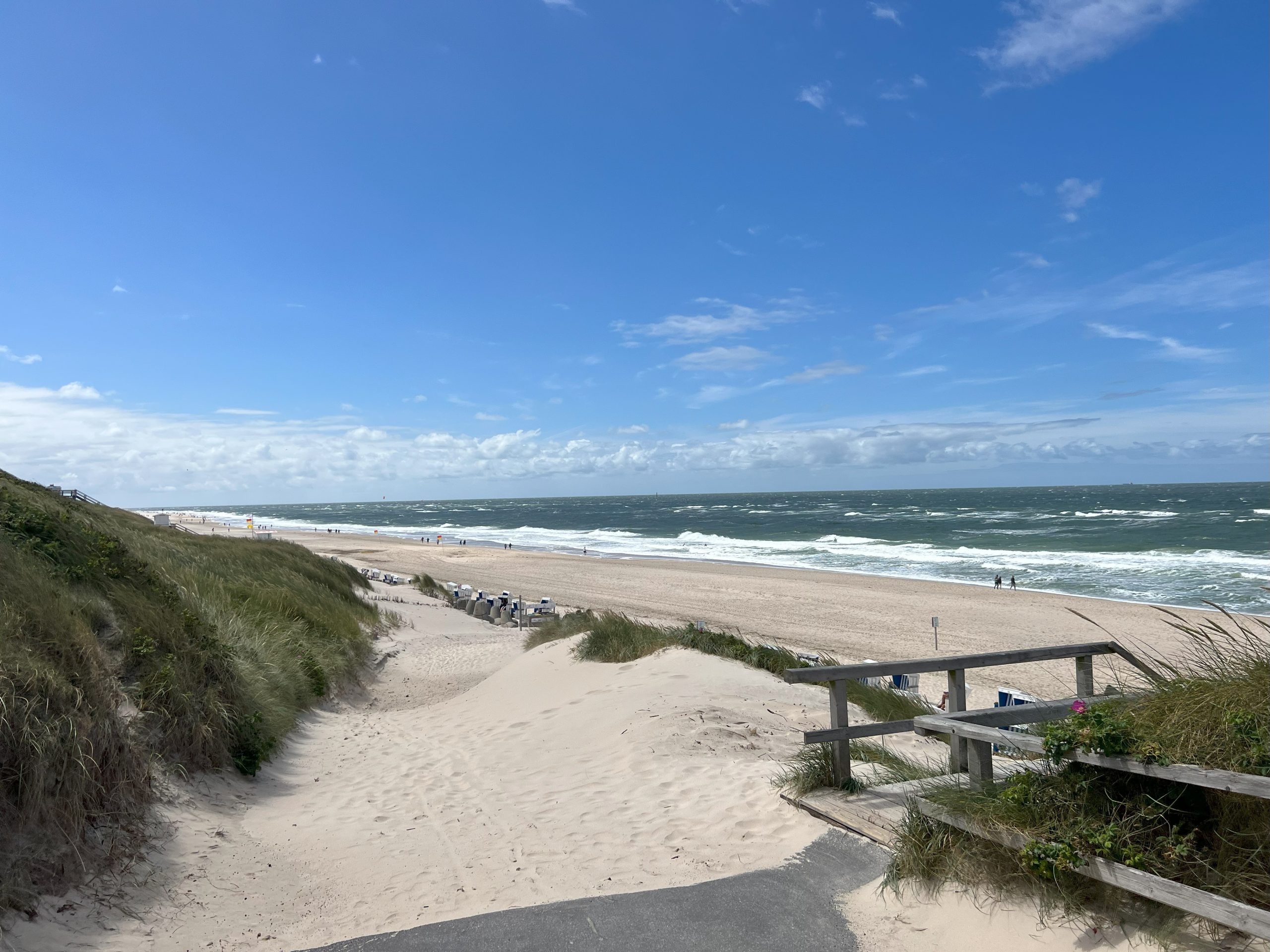 Strand auf Sylt mit blauem Himmel und Dünen