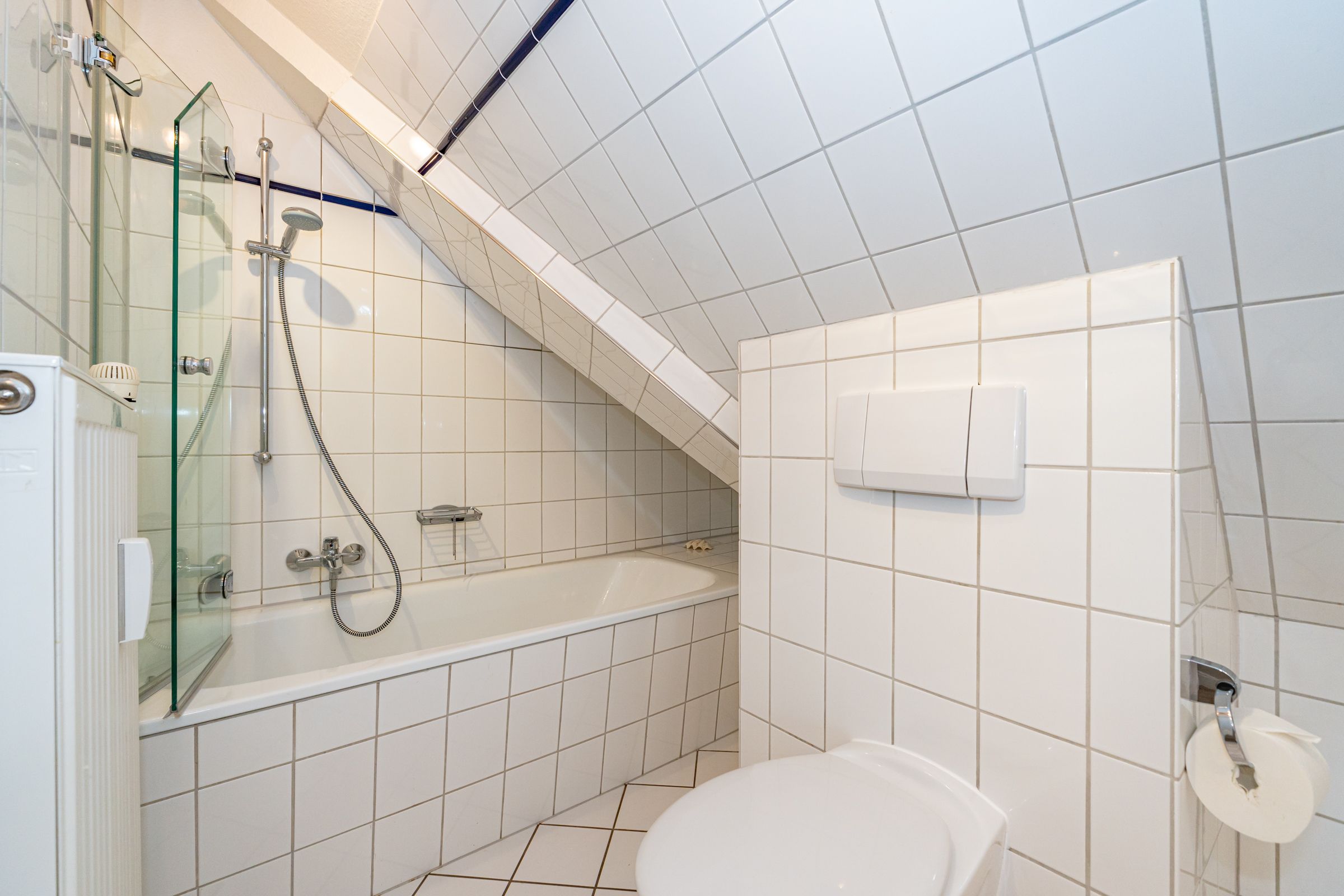 weisses Fließen Badezimmer, Badewanne, Toilette