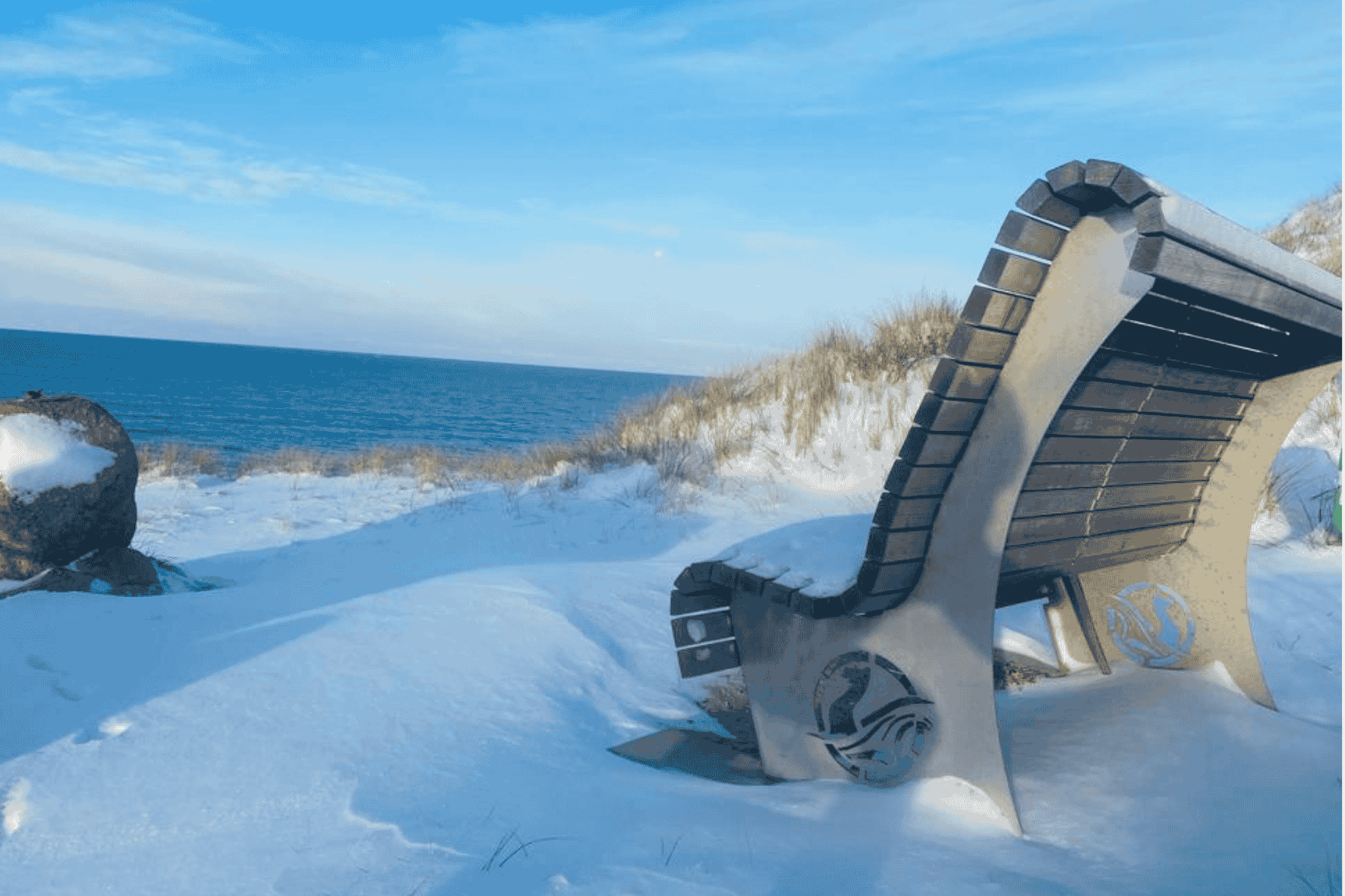 Bank im Schnee am Meer