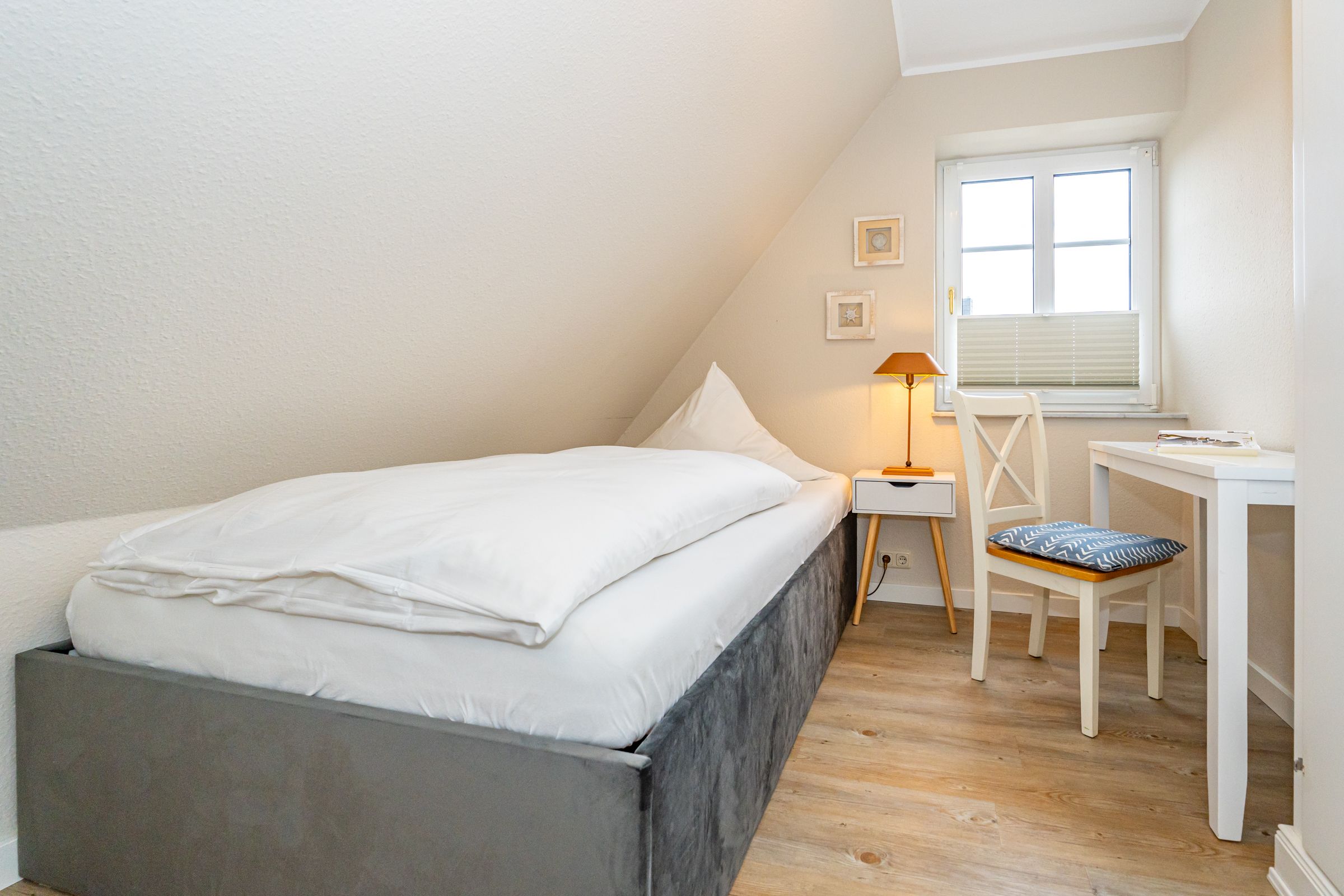 gemütliches , helles Schlafzimmer